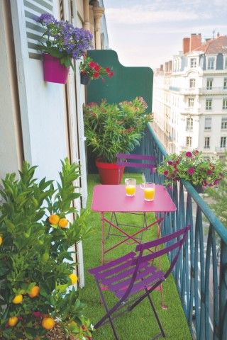 balcon long sol pelouse mobilier coloré